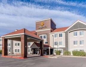Hotel exterior at La Quinta Inn & Suites By Wyndham Roswell.