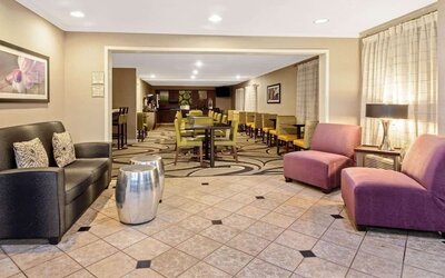 Lobby and coworking space at La Quinta Inn & Suites By Wyndham Harrisburg Airport Hershey.