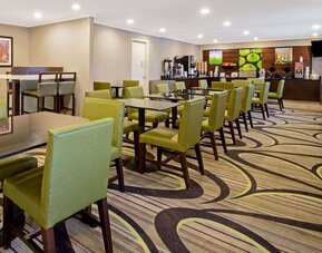 Dining area at La Quinta Inn & Suites By Wyndham Harrisburg Airport Hershey.