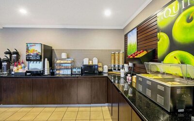 Breakfast area at La Quinta Inn & Suites By Wyndham Harrisburg Airport Hershey.