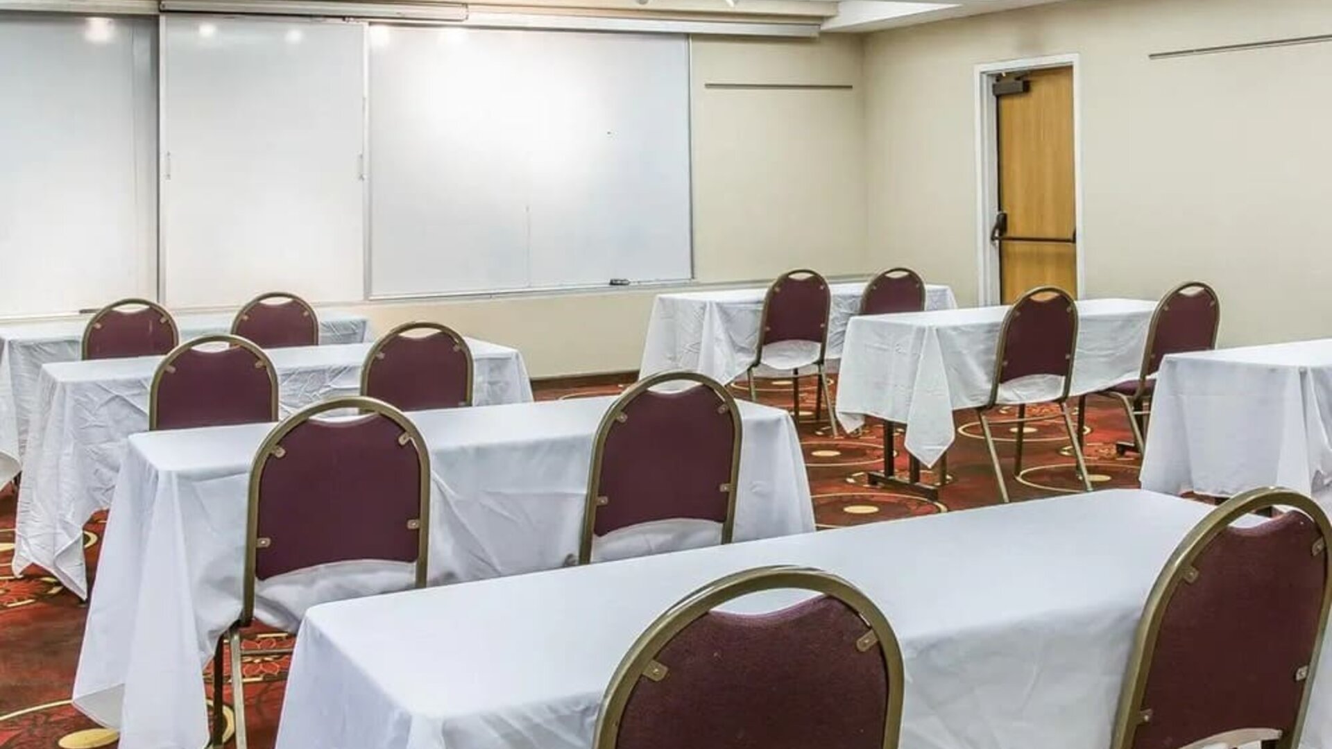 Meeting room at Clarion Inn I-94 Near Expo Center.