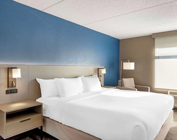 Day use room with natural light at Comfort Inn & Suites Arlington Heights - Schaumburg.
