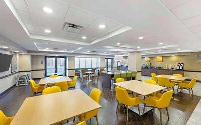 Dining area perfect for coworking at Comfort Inn & Suites Arlington Heights - Schaumburg.