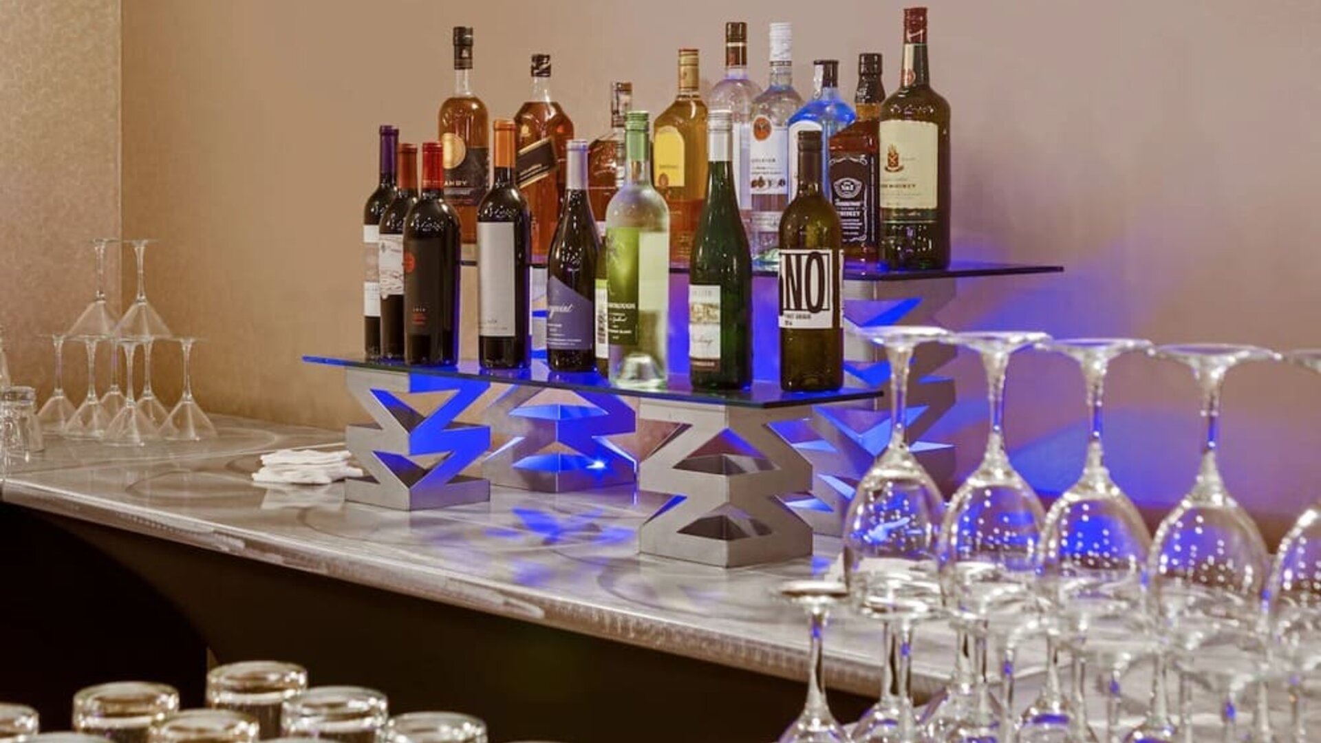 Hotel bar at Crowne Plaza Milwaukee Airport By IHG.