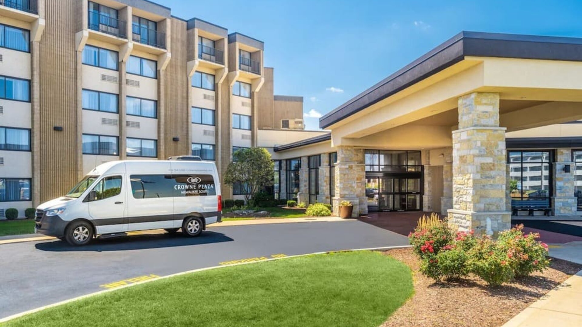 Shuttle service at Crowne Plaza Milwaukee Airport By IHG.