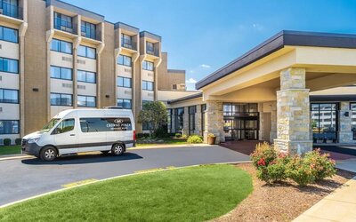 Shuttle service at Crowne Plaza Milwaukee Airport By IHG.