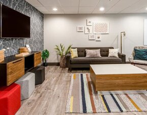 TV room at Crowne Plaza Milwaukee Airport By IHG.