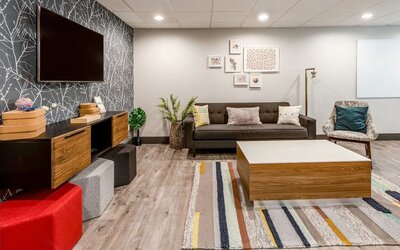 TV room at Crowne Plaza Milwaukee Airport By IHG.