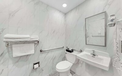 Bathroom at Quality Inn & Suites Sacramento Downtown Area.