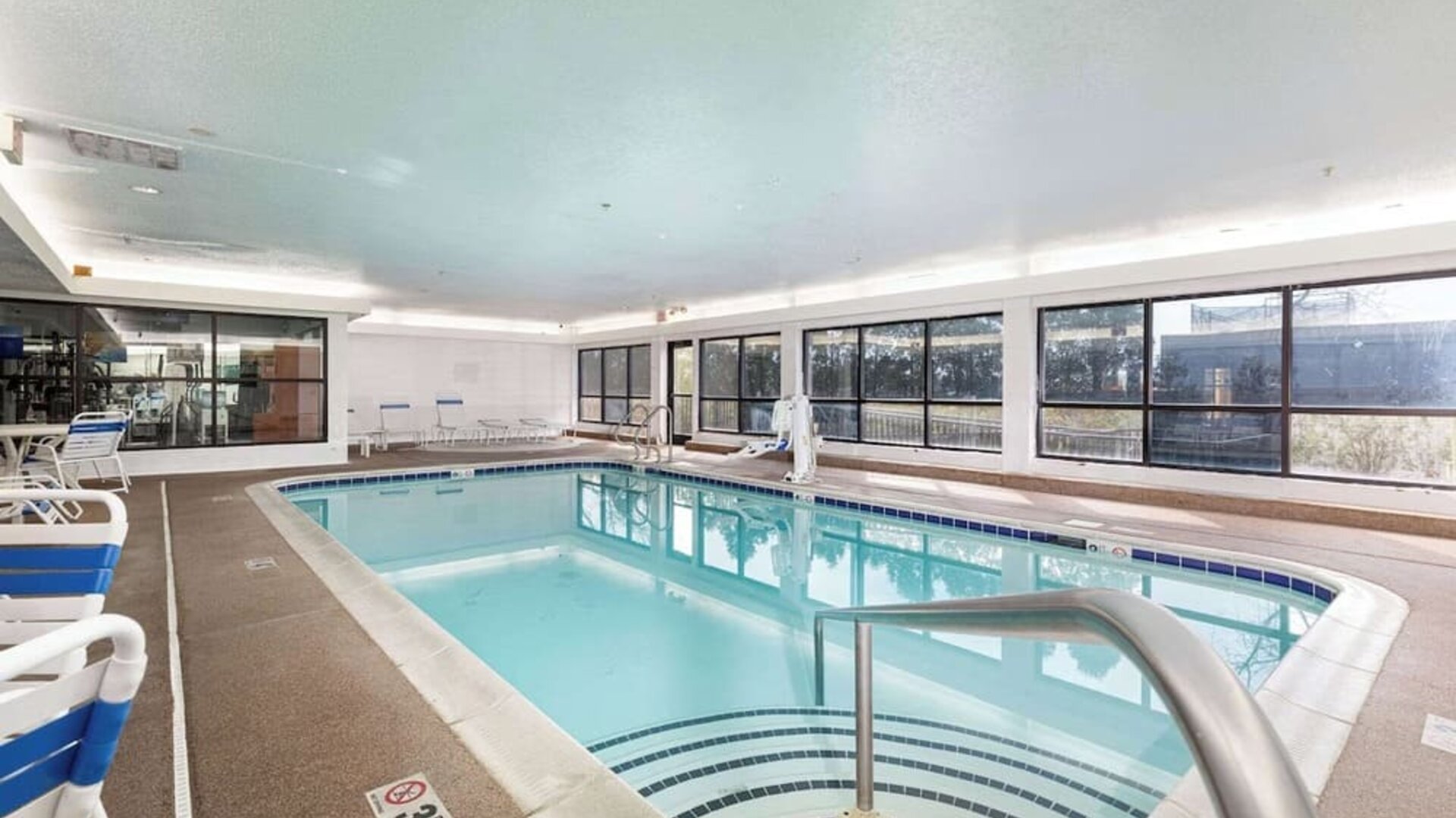 Indoor pool at Comfort Suites Lombard - Addison