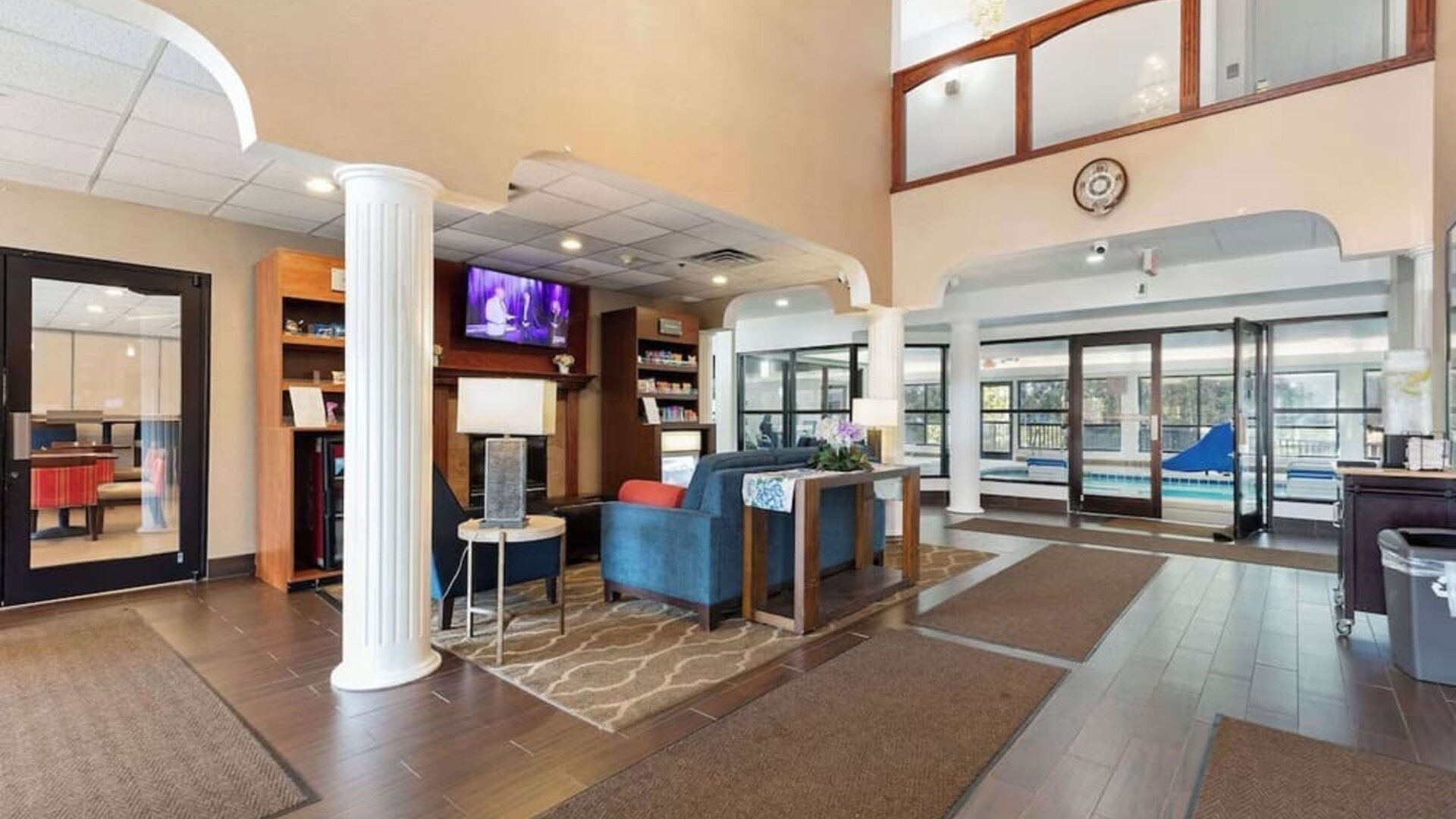Lobby at Comfort Suites Lombard - Addison.