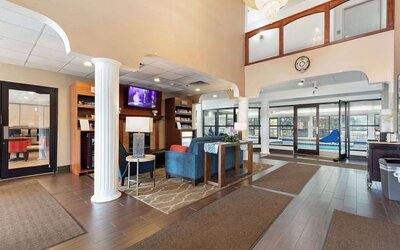 Lobby at Comfort Suites Lombard - Addison.
