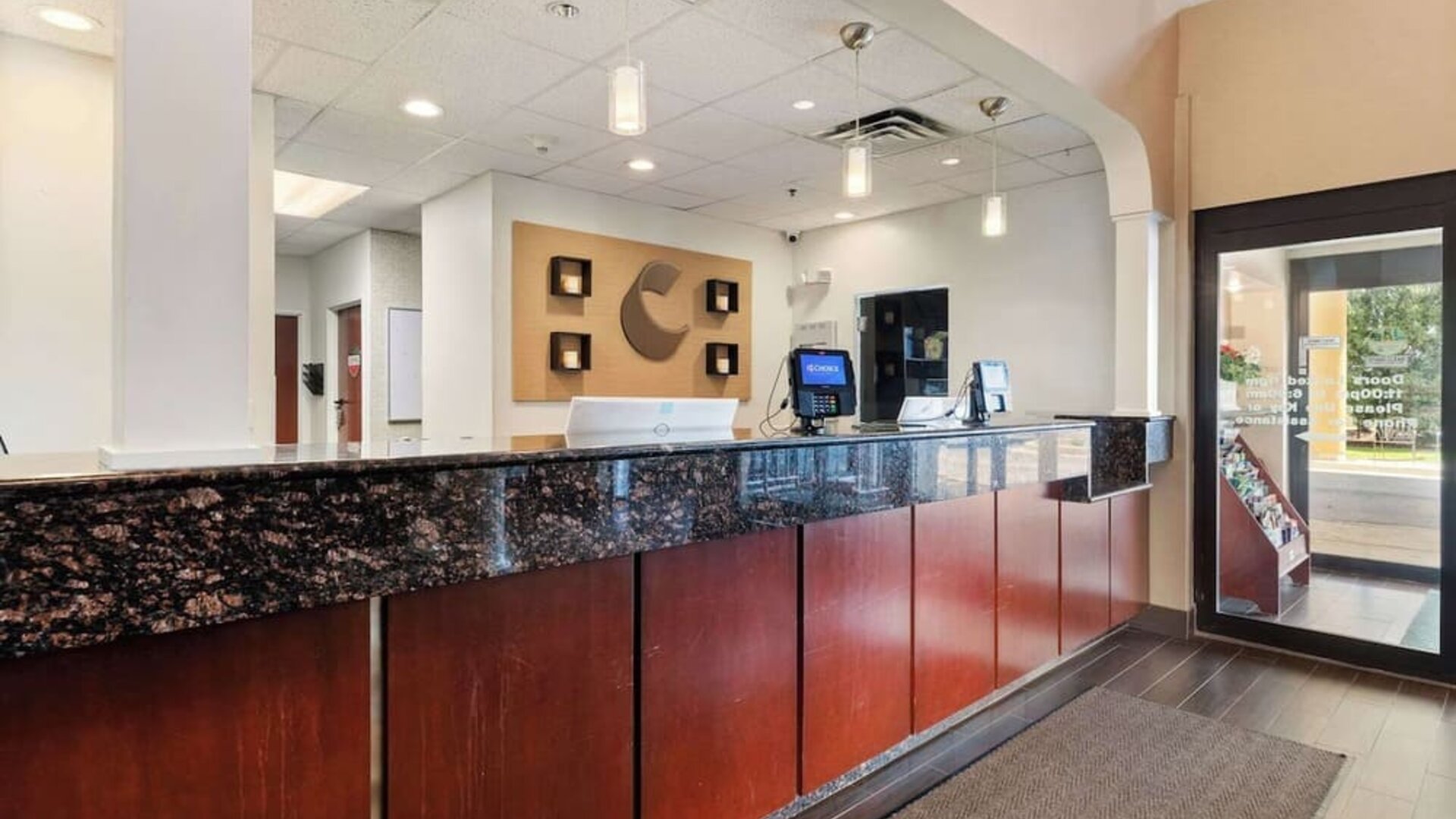 Lobby at Comfort Suites Lombard - Addison.