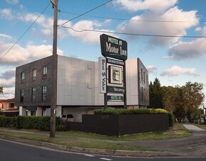 Property exterior at Motel 10.