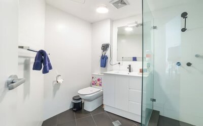 Guest bathroom at Motel 10.