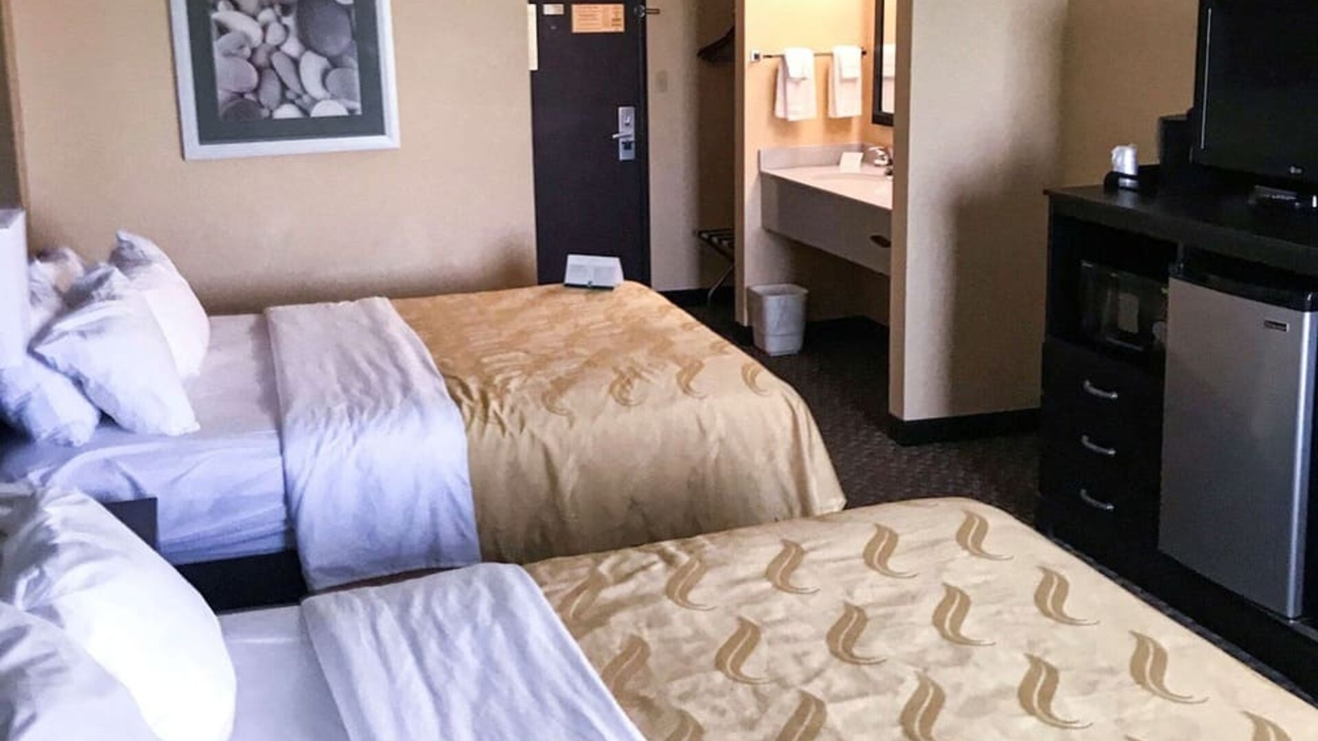 Day use room at Quality Inn & Suites Mendota Near I-39.