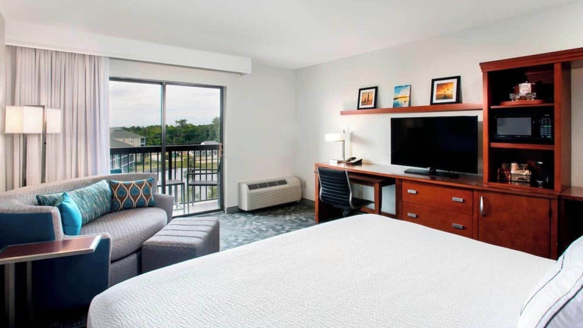 Day room at Courtyard by Marriott Myrtle Beach Barefoot Landing.