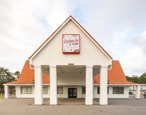Exterior view of Baymont By Wyndham Jacksonville Airport.