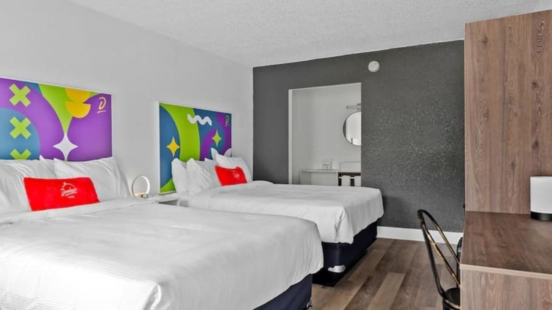Day room with workspace at Baymont By Wyndham Jacksonville Airport.