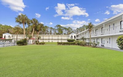 Exterior view of Baymont By Wyndham Jacksonville Airport.