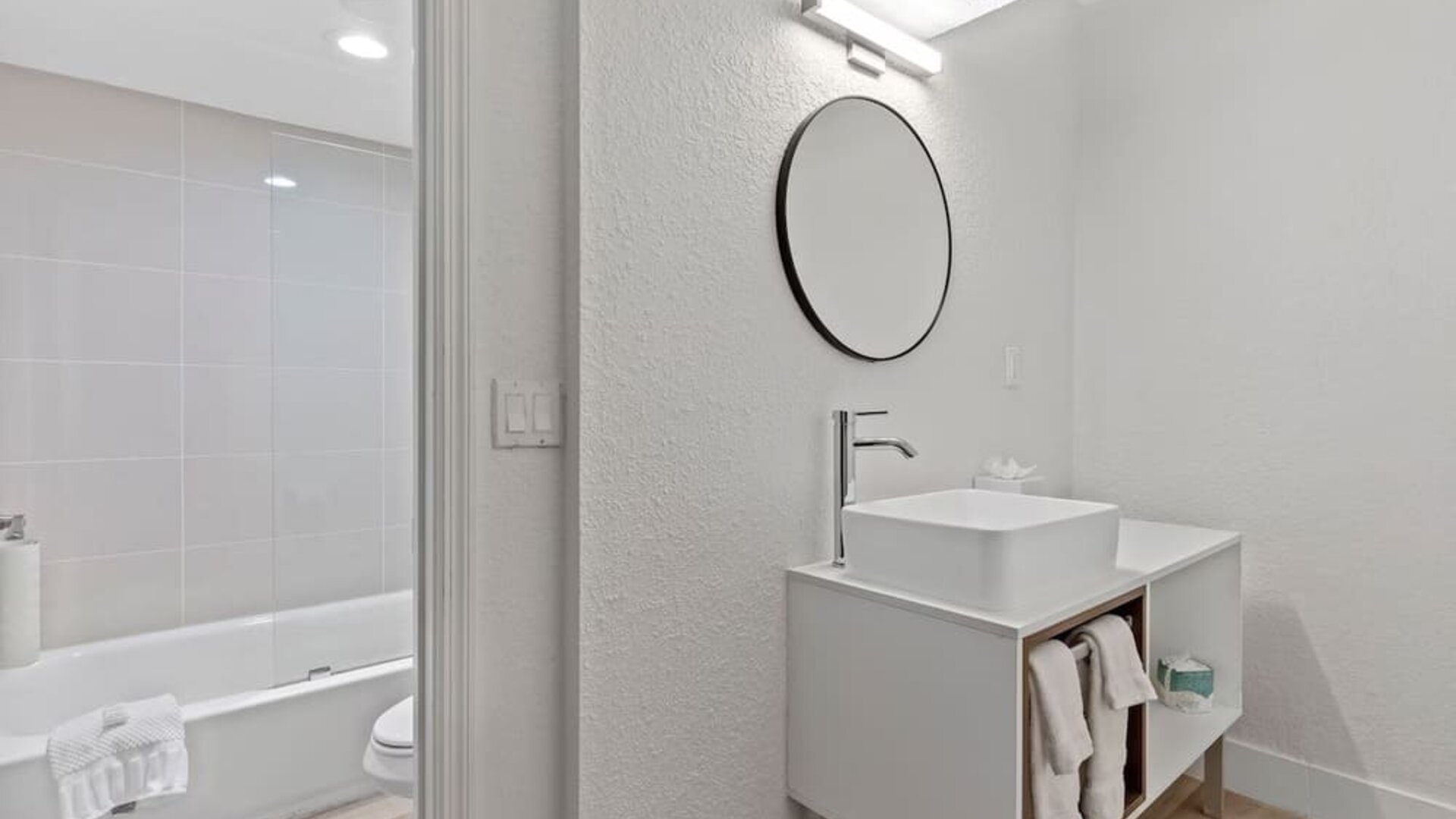 Bathroom with towels at Baymont By Wyndham Jacksonville Airport.