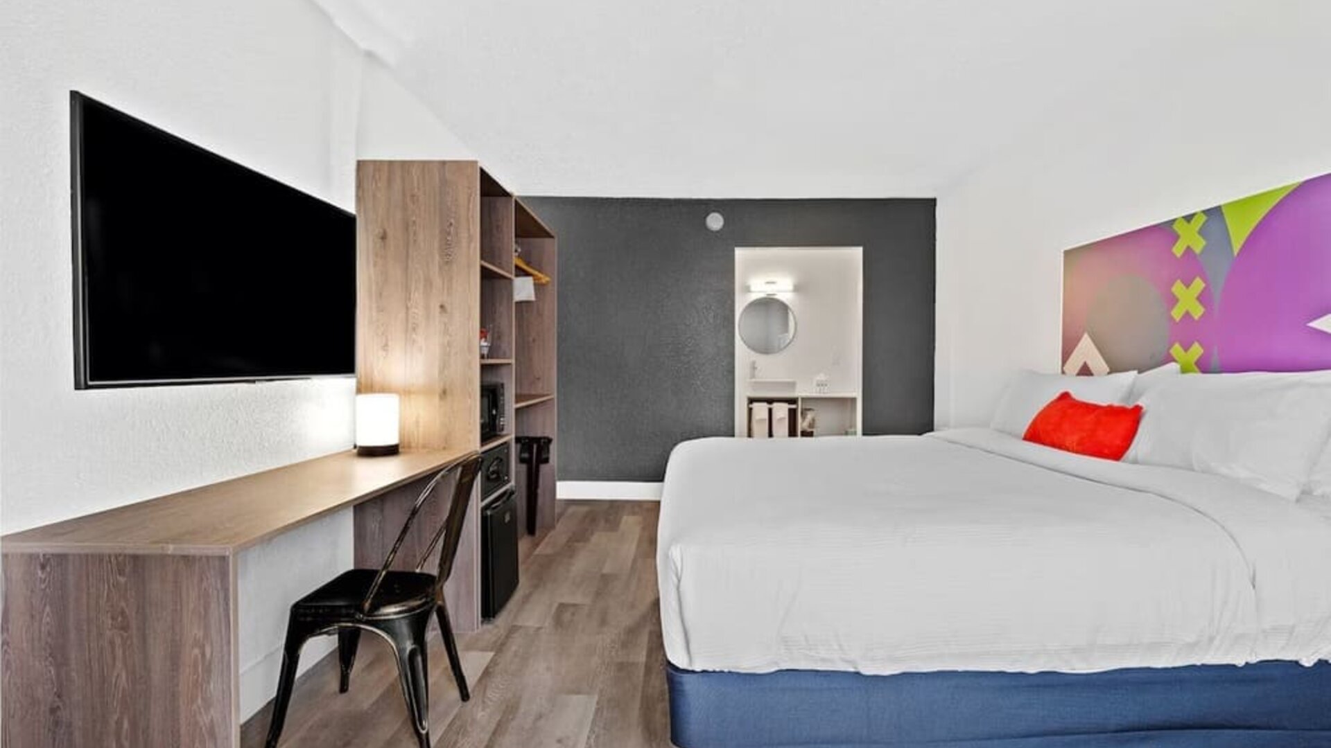 Day room with workspace at Baymont By Wyndham Jacksonville Airport.