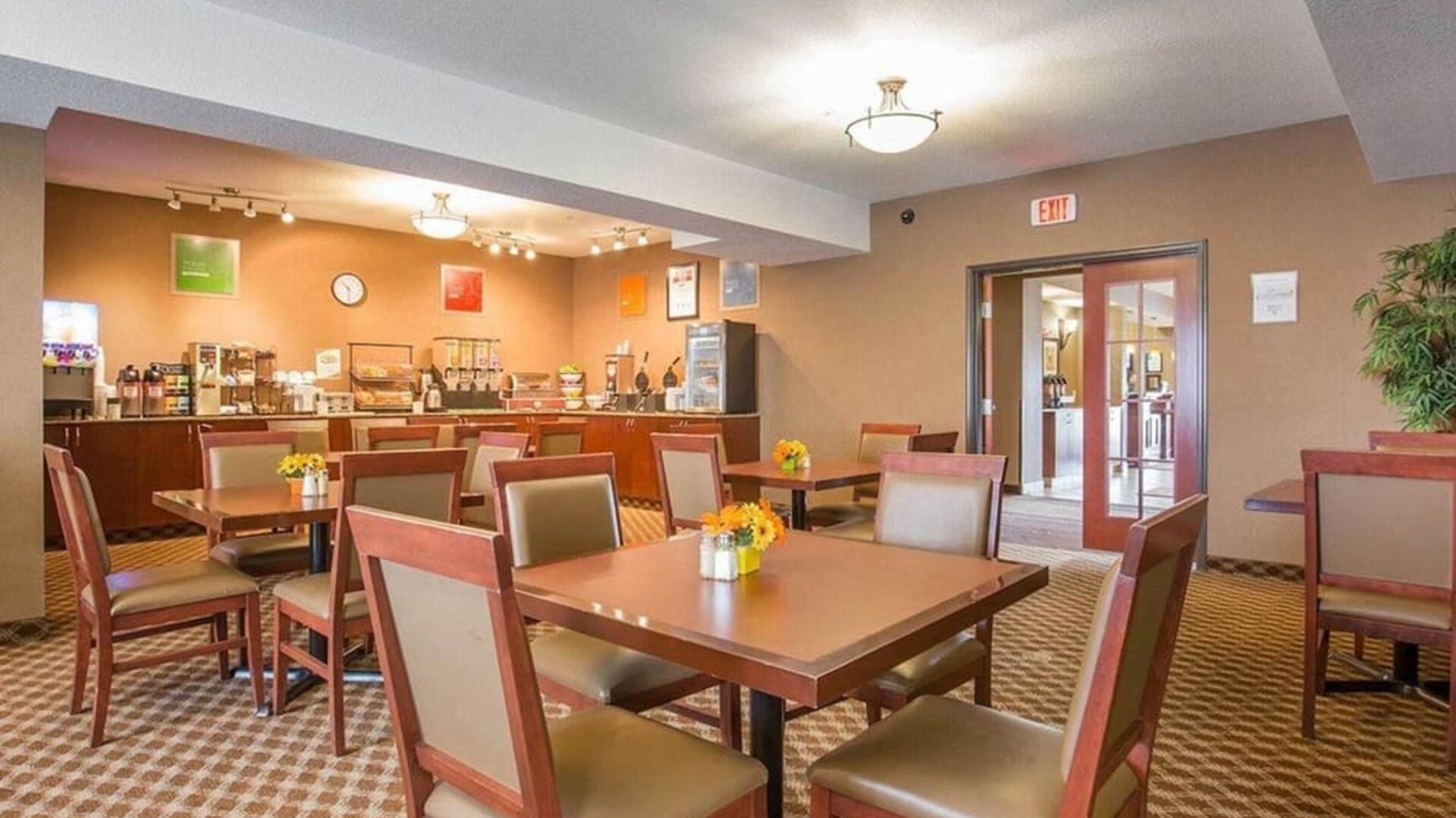 Dining area at Comfort Inn & Suites Airdrie.