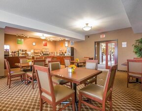 Dining area at Comfort Inn & Suites Airdrie.