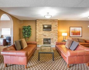 Lounge area at Comfort Inn & Suites Airdrie.