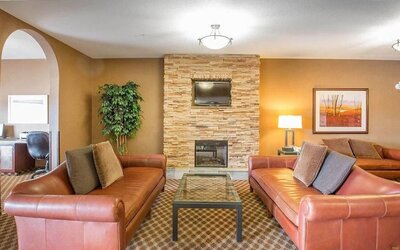 Lounge area at Comfort Inn & Suites Airdrie.
