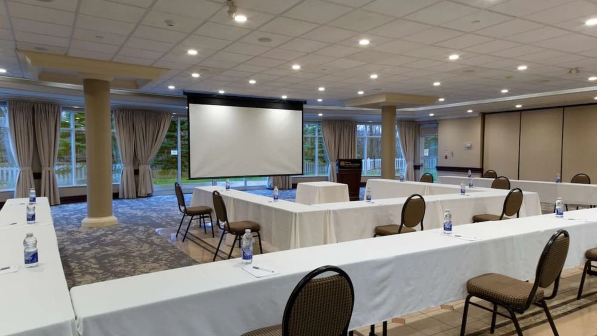 Meeting room at Hilton Garden Inn Niagara-on-the-Lake.