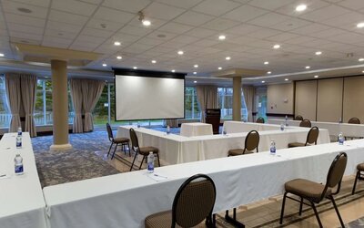 Meeting room at Hilton Garden Inn Niagara-on-the-Lake.
