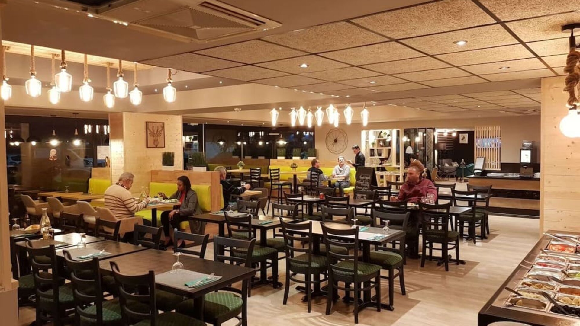 Dining area at EUROHOTEL Airport Orly Rungis.
