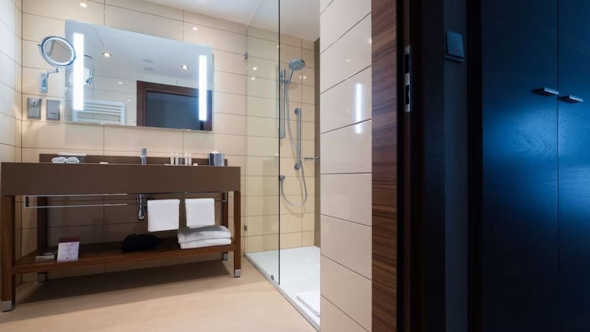 Bathroom at DoubleTree By Hilton Krakow Hotel & Convention Center.