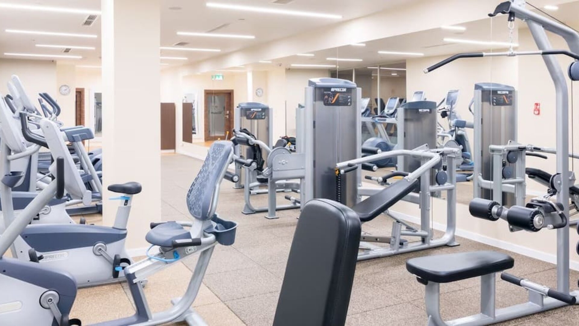 Gym at DoubleTree By Hilton Krakow Hotel & Convention Center.