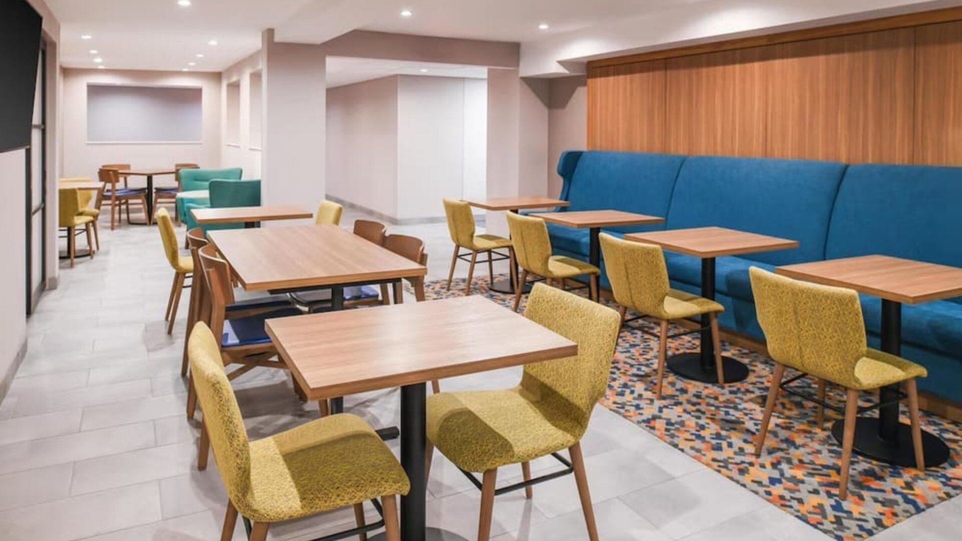 Dining room at Hampton Inn By Hilton Costa Mesa Newport Beach.