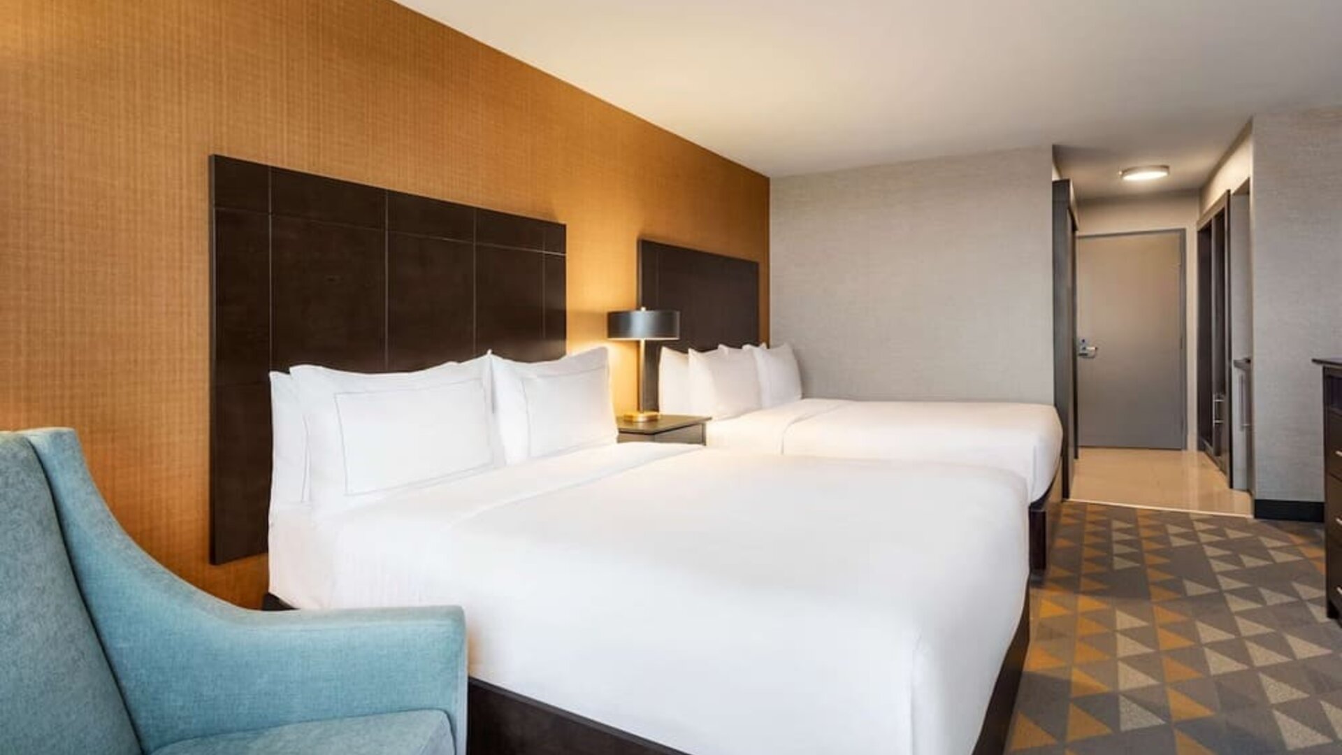 Day room at DoubleTree By Hilton Pointe Claire Montreal Airport West.