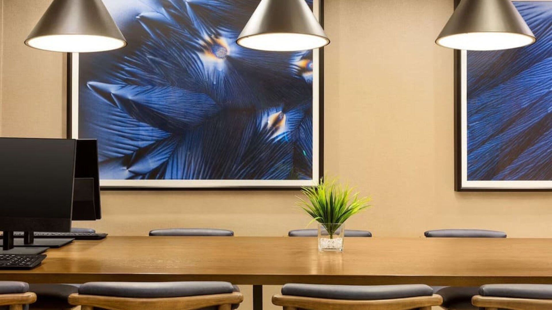 Work space at DoubleTree By Hilton Pointe Claire Montreal Airport West.