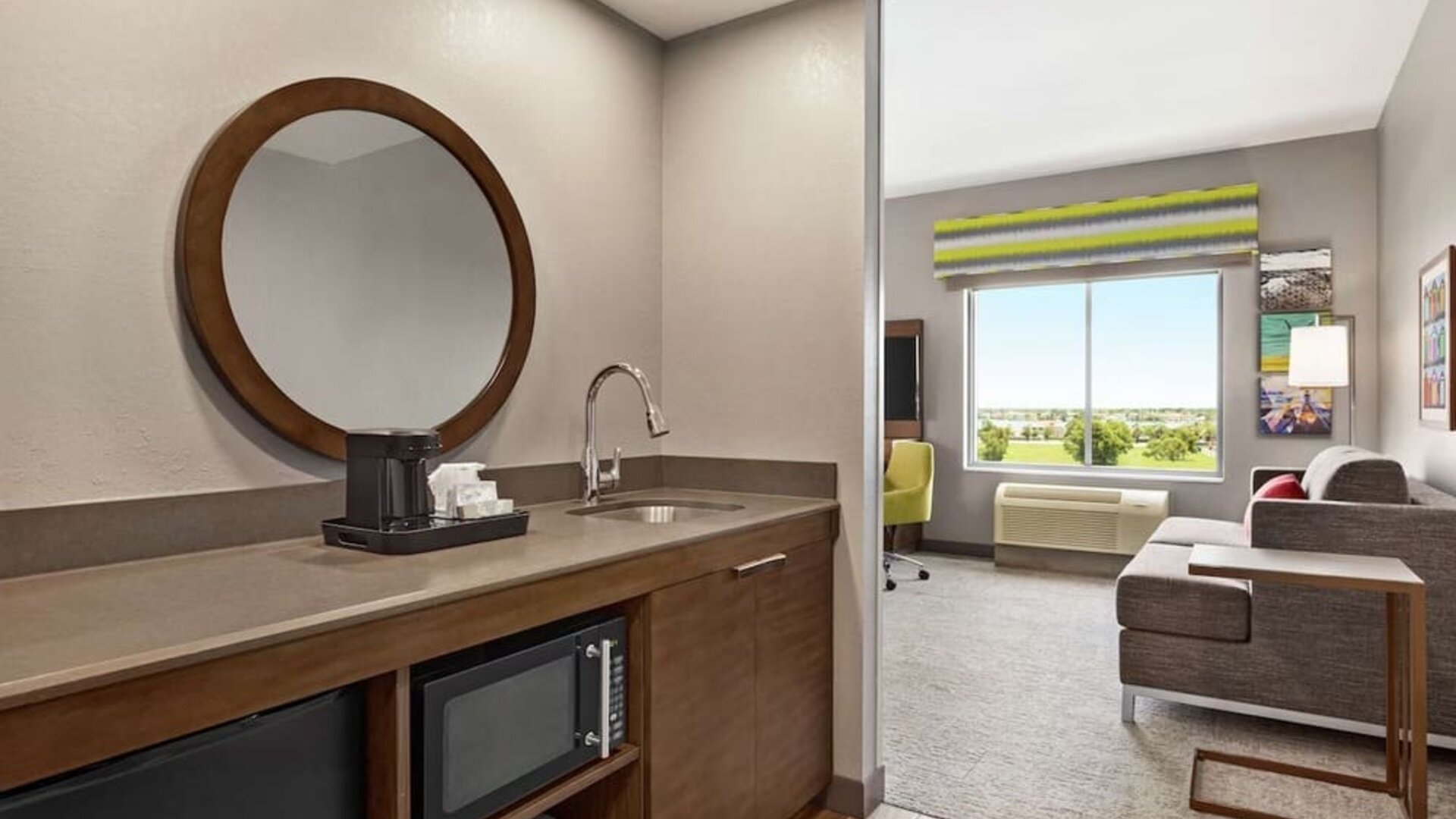 Day room at Hampton Inn & Suites Miami Kendall.