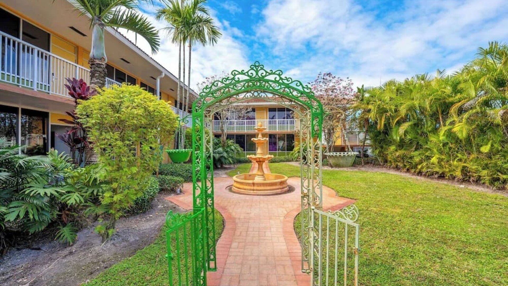 Garden at Quality Inn & Suites Hollywood Boulevard.