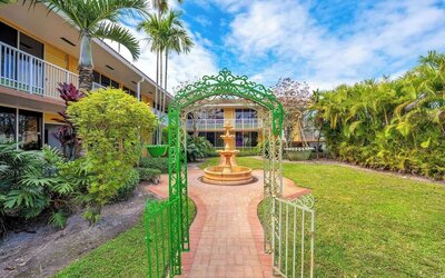 Garden at Quality Inn & Suites Hollywood Boulevard.