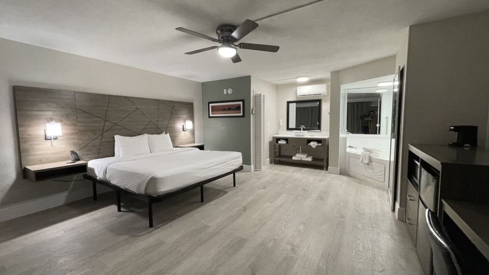 Day room at Quality Inn & Suites Hollywood Boulevard.