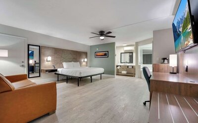 Day room at Quality Inn & Suites Hollywood Boulevard.