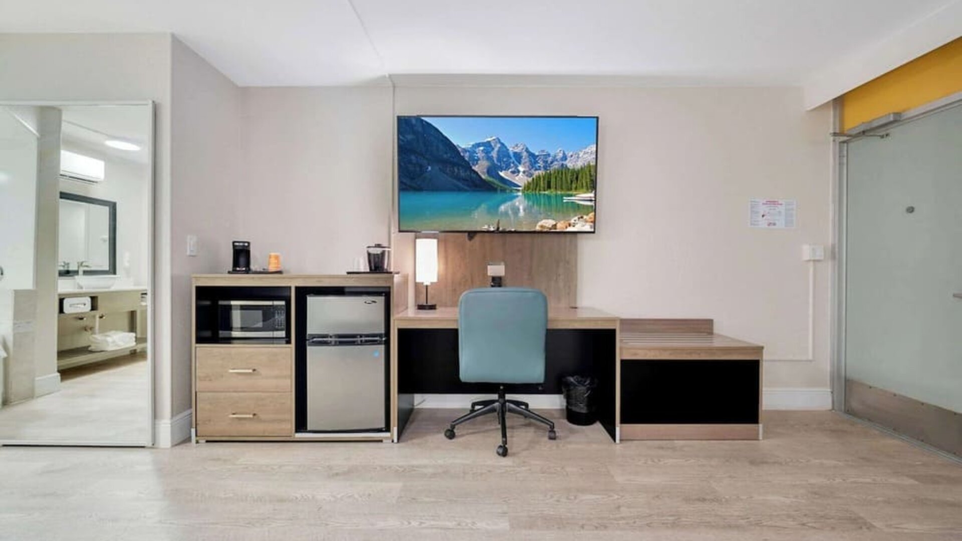 Day room at Quality Inn & Suites Hollywood Boulevard.