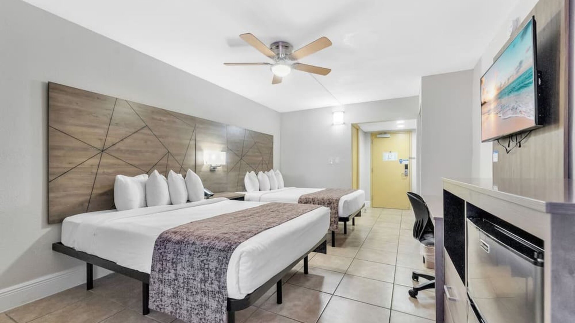 Day room at Rodeway Inn & Suites Fort Lauderdale Airport & Cruise Port.