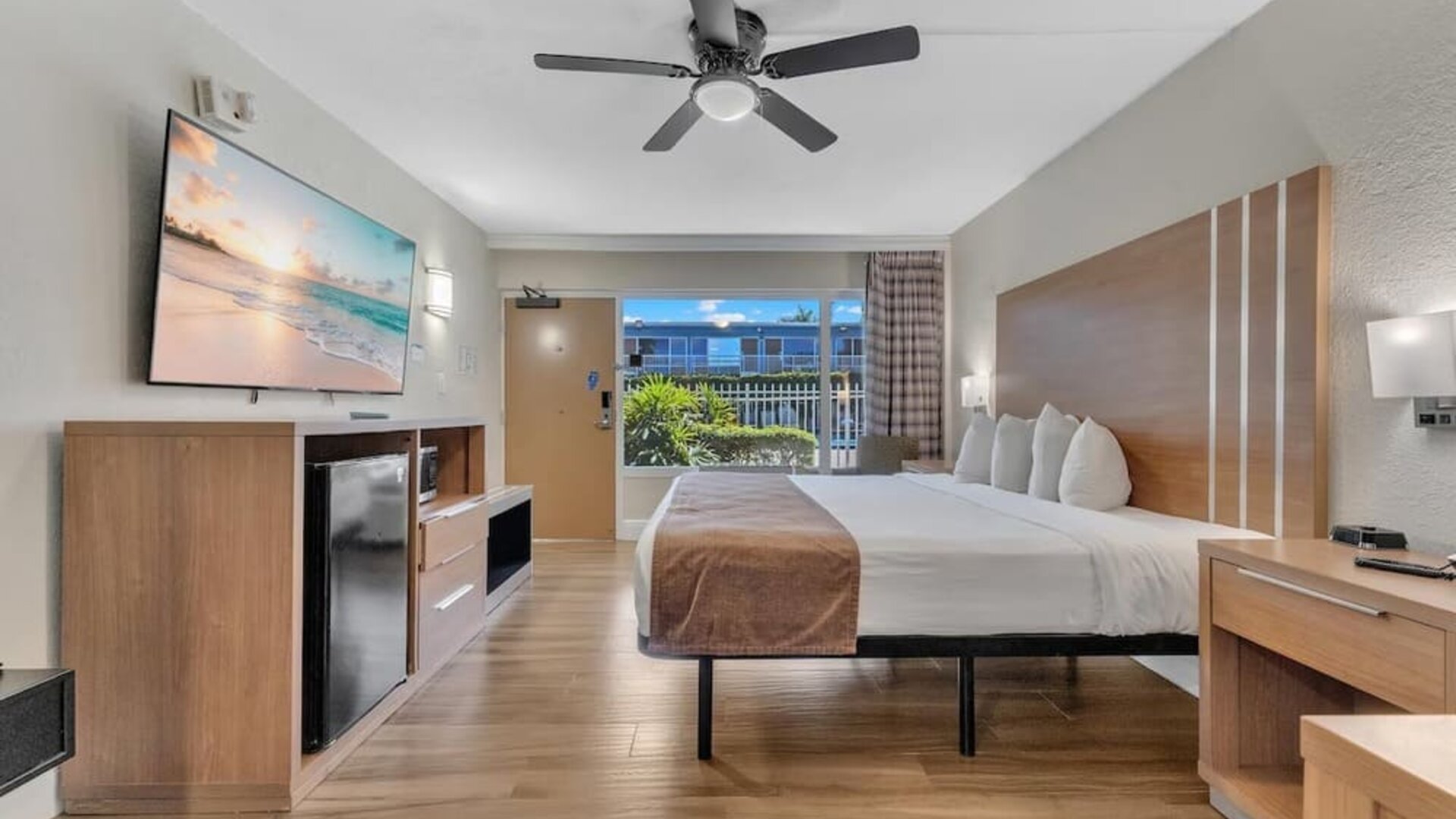 Day room at Rodeway Inn & Suites Fort Lauderdale Airport & Cruise Port.