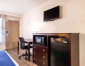 Day room at Rodeway Inn & Suites Fort Lauderdale Airport & Cruise Port.