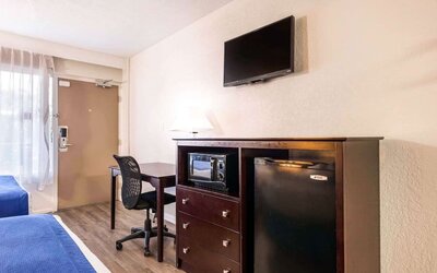 Day room at Rodeway Inn & Suites Fort Lauderdale Airport & Cruise Port.