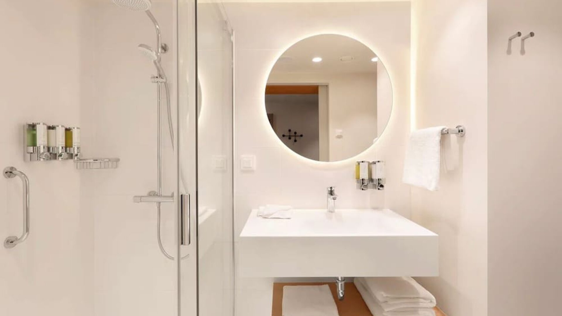 Guest bathroom at Hampton By Hilton Krakow Airport.