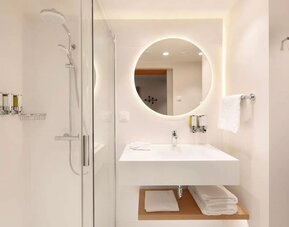 Guest bathroom at Hampton By Hilton Krakow Airport.